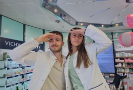 Eine Mitarbeiterin der Apotheke im Hauptbahnhof vor einem Regal mit Medikamenten